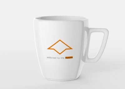 Diseño de marca para addicted to the future en taza promocional