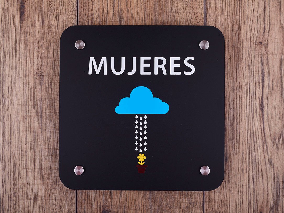 Letrero acrilico con impresion en vinil baño mujeres