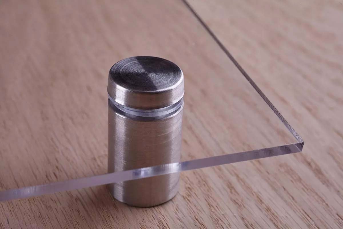 Detalle de chapeton en letrero de acrilico