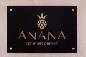 Letrero de acrilico negro con acrilico espejo oro gold