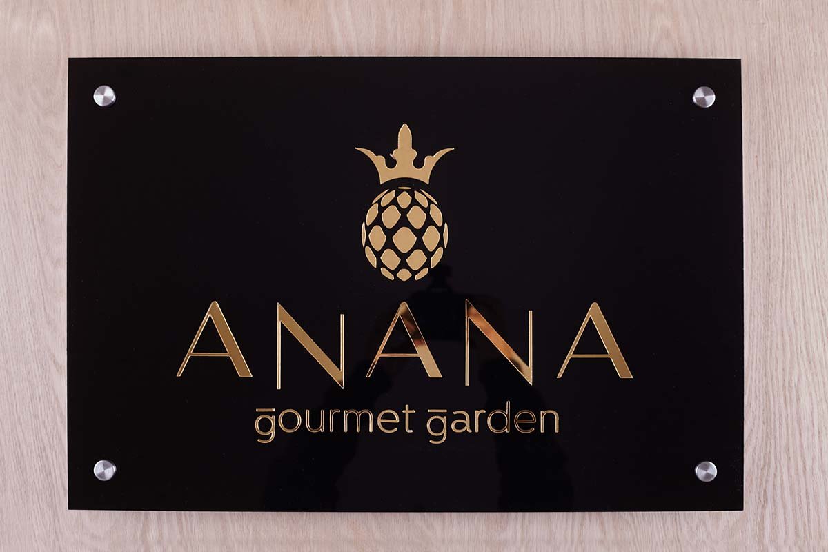 Letrero de acrilico negro con acrilico espejo oro gold