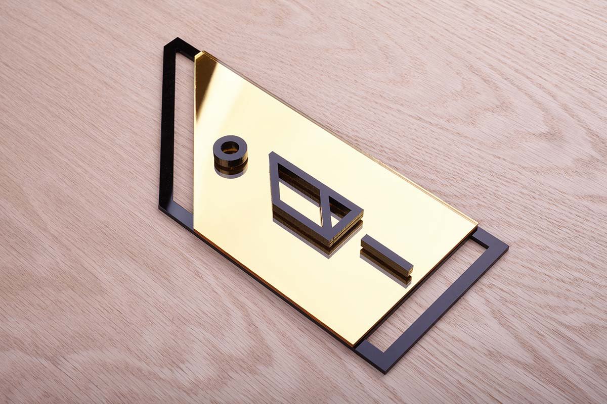 Letrero acrilico negro y acrilico espejo oro gold