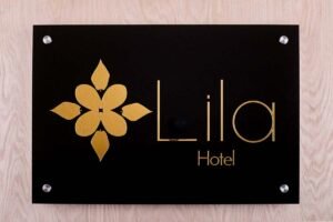 Letrero de acrilico negro con acrilico espejo oro gold