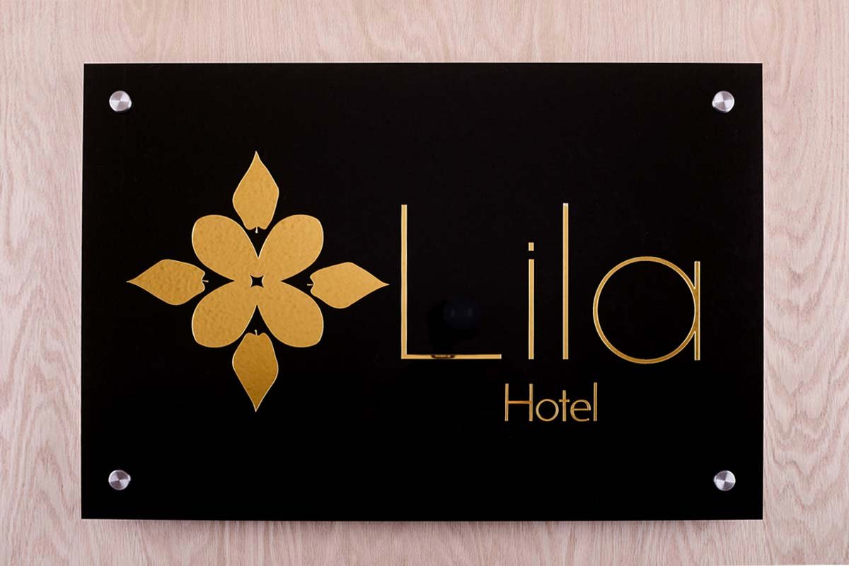 Letrero de acrilico negro con acrilico espejo oro gold