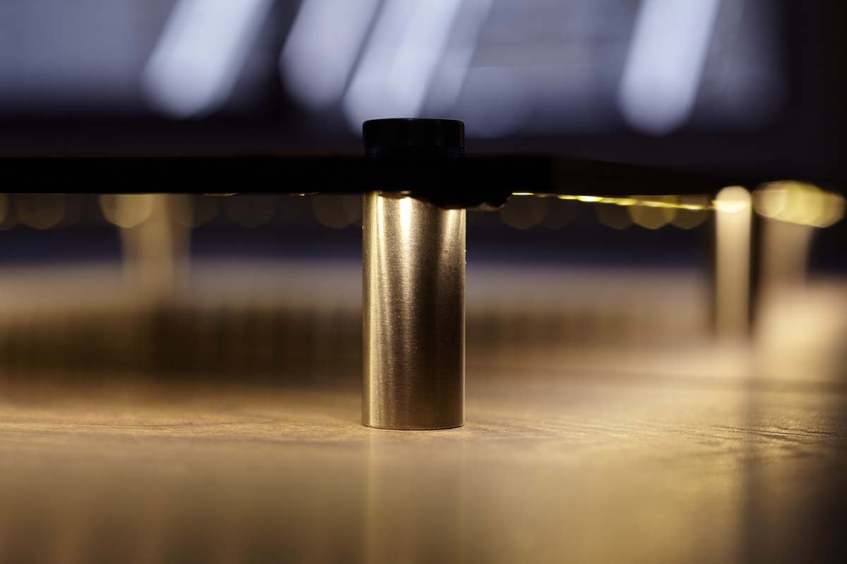 Detalle de letrero con iluminacion led luz calida