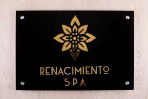 Letrero de acrilico negro con acrilico espejo oro gold