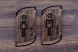 Letrero sanitarios hombres y mujeres en acrílico con impresión en vinil