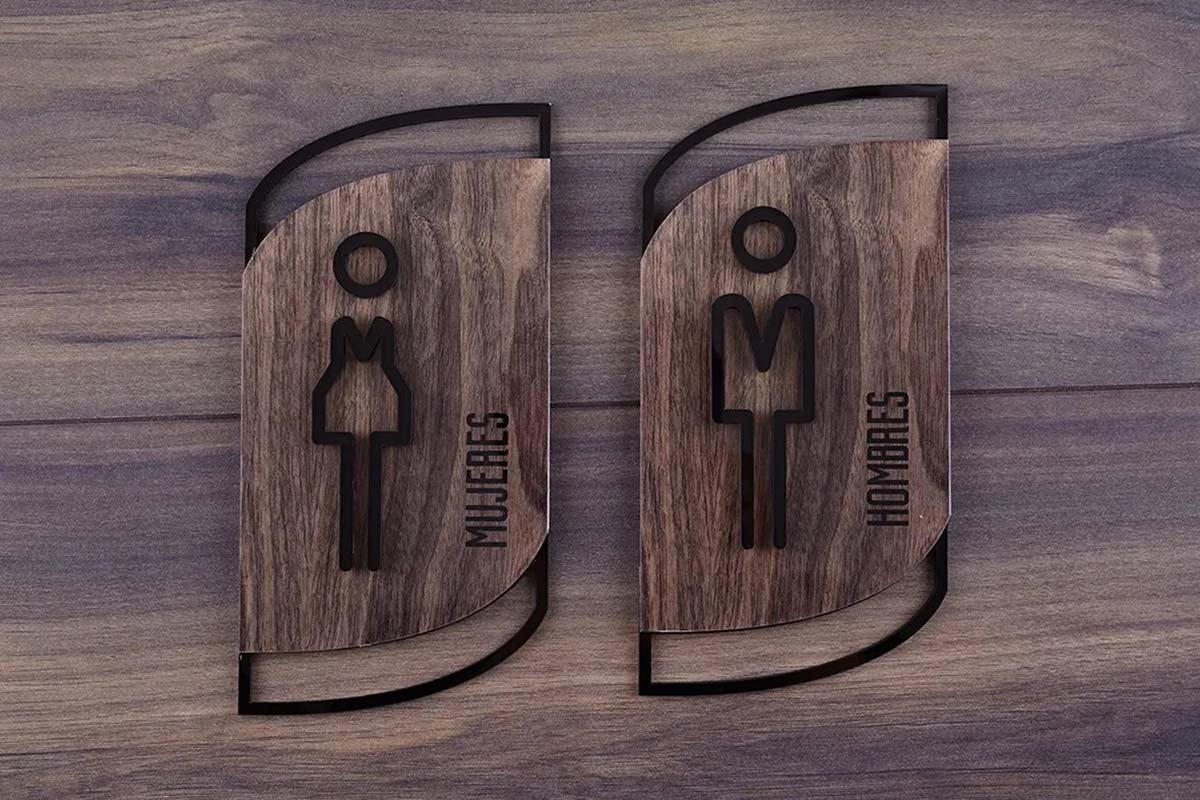 Letrero sanitarios hombres y mujeres en acrílico con impresión en vinil