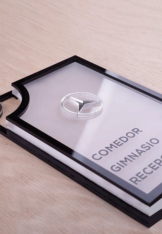 Letrero personalizado de acrílico esmerilado con acrílico negro y rotulación en vinil