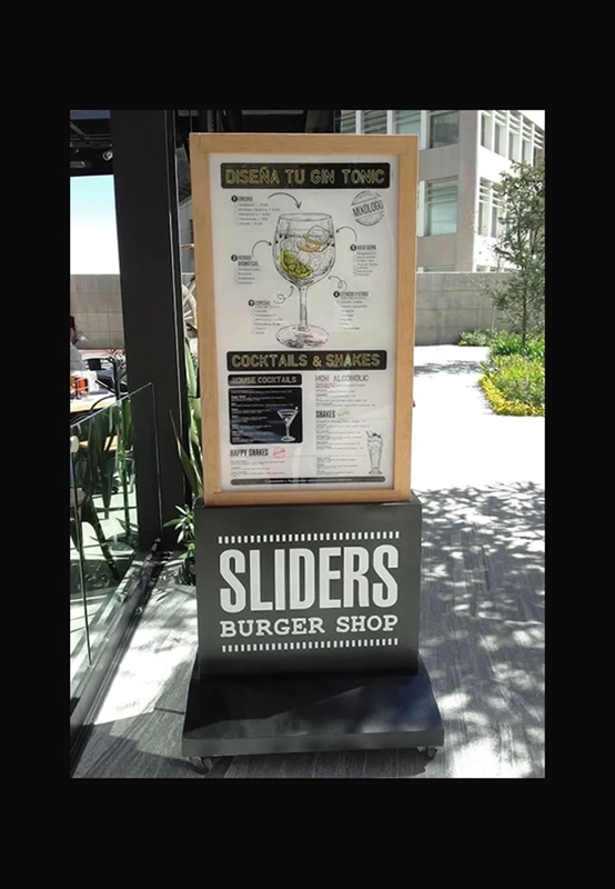 Diseño y fabricación de display en metal y madera con iluminación