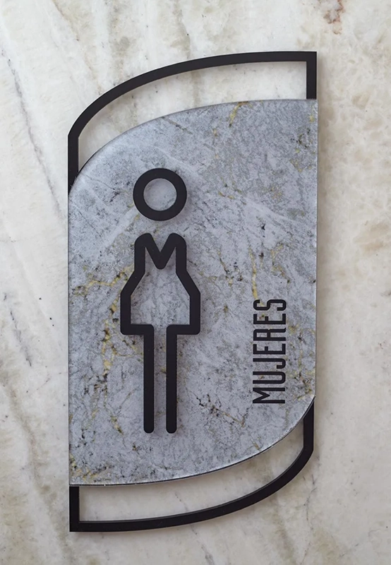 Señalética sanitarios acrílico concreto y dorado