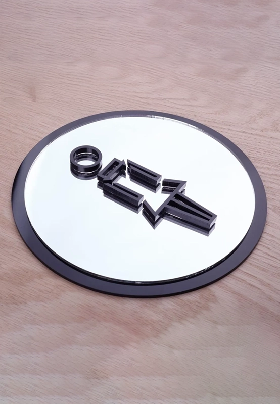 letrero espejo plata y negro