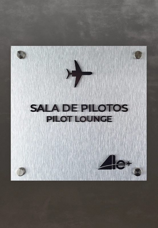 Letrero personalizado en alucobond con texto en acrílico negro